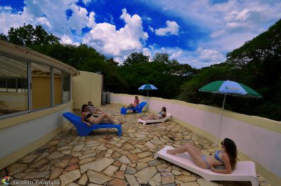 Balneário Osvaldo Cruz - Solário um espaço projetado para banho de sol e para descansar em meio ao verde das matas que circundam o complexo